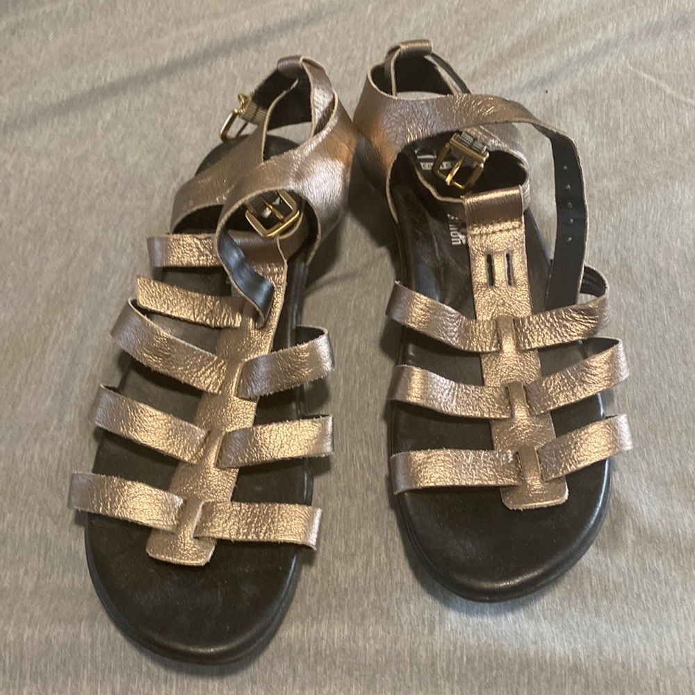 Women”s sandals gold